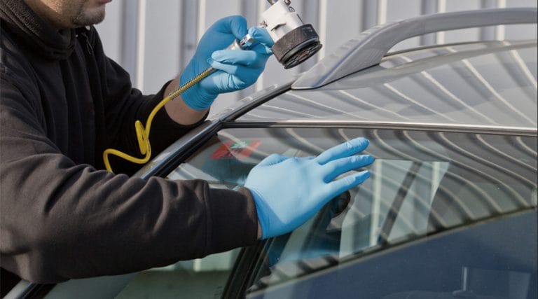 Read more about the article Stop a windshield crack from spreading