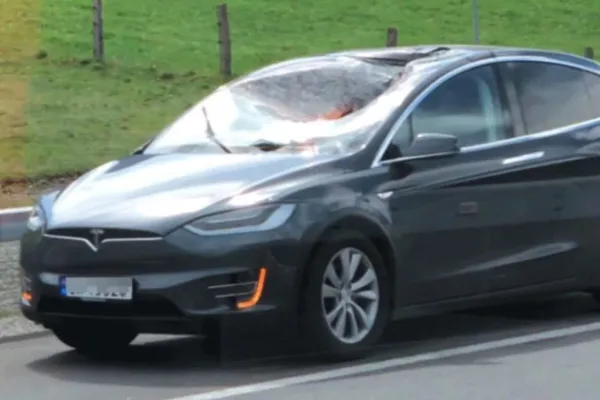 You are currently viewing Tesla’s Model X windshield holds up against wheel smashing into it