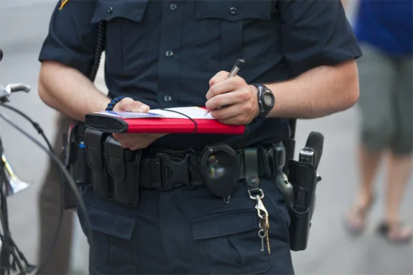 Read more about the article MN court rules police can’t stop drivers solely for minor windshield cracks