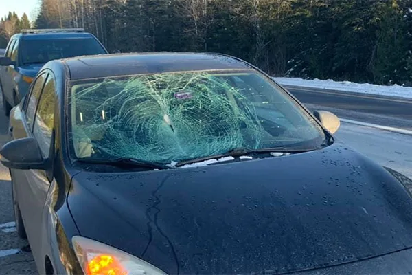 Read more about the article Ice chunk smashes through windshield serves as a reminder to clear your vehicle