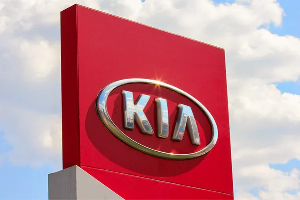 Read more about the article Kia allegedly avoids windshield recall by offering “goodwill gesture” replacement