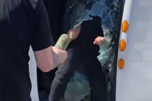 Read more about the article Former college football lineman smashes windshield with hand to free trapped woman
