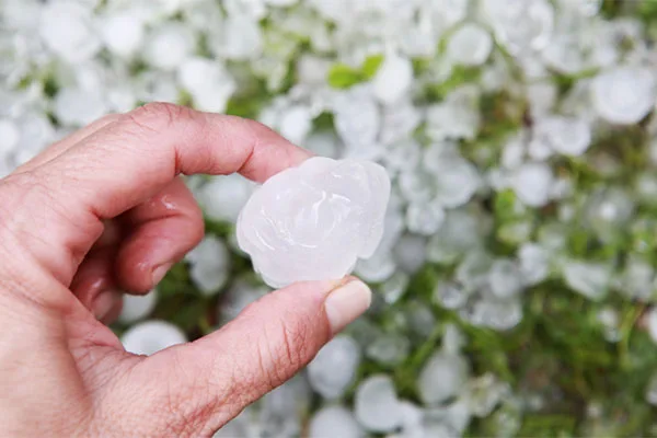Read more about the article Is hail damage to my windshield covered by insurance?