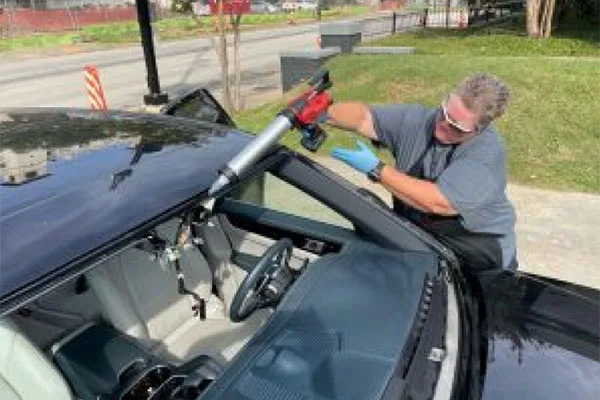 Read more about the article Female auto glass installer overcomes adversity in the workplace