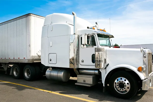 Read more about the article Semi truck windshield glass safety awareness and responsibilities