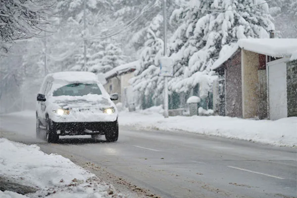Read more about the article Family survives flying ice sheet smashing windshield on highway