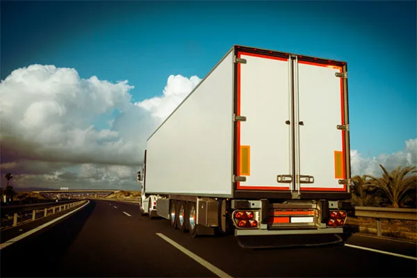 Read more about the article Do truck stickers warning drivers of falling debris exempt from windshield damage?